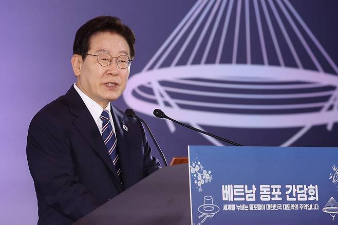 베트남을 국빈 방문 중인 이재명 대통령이 지난 22일 하노이의 한 호텔에서 열린 동포 오찬 간담회에서 격려사를 하고 있다. 청와대사진기자단