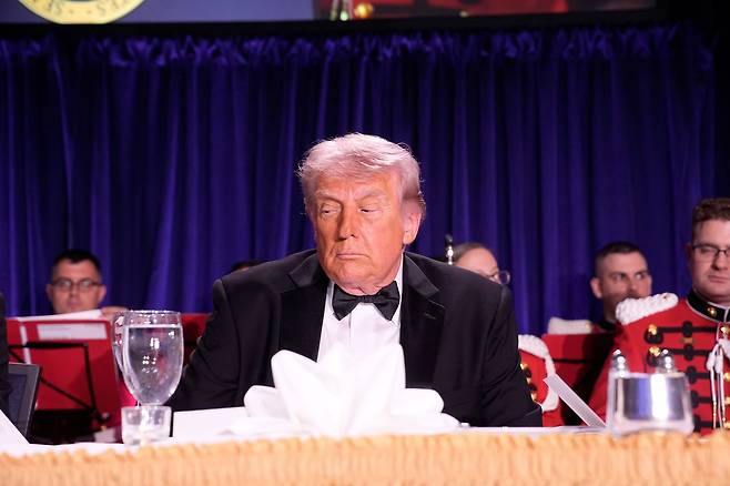 지난 25일(현지시간) 미국 워싱턴DC 힐튼호텔에서 열린 백악관 출입기자단 만찬에 참석한 도널드 트럼프 미국 대통령. EPA=연합뉴스