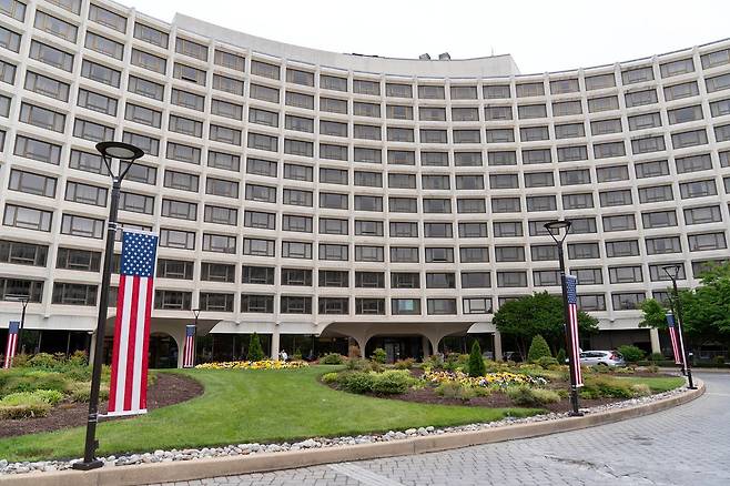 지난 25일(현지시간) 미국 백악관출입기자협회 연례 만찬이 열린 워싱턴 DC 힐튼 호텔 전경. AP=연합뉴스