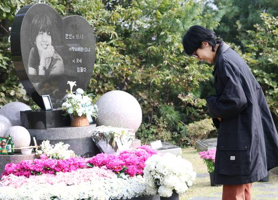 방송인 홍진경이 2024년 故 최진실 17주기를 맞아 2일 오전 경기도 양평군 갑산공원묘역을 찾아 고인을 추억하고 있다.뉴스1