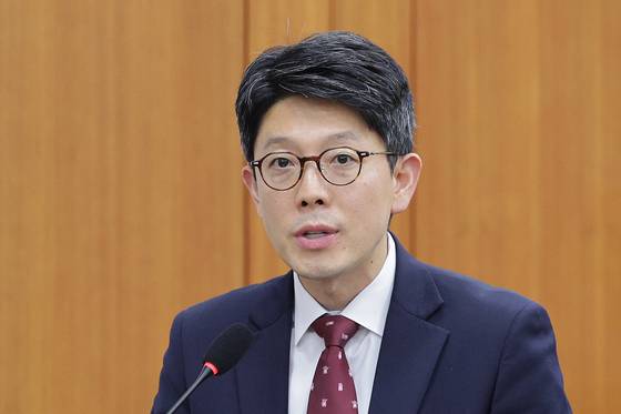 김병민 서울시 정무부시장이 서울 여의도 국회 과학기술정보방송통신위원회에서 열린 방송미디어통신위원회 등에 대한 국정감사에서 의원 질의에 답변하고 있다. [뉴스1]