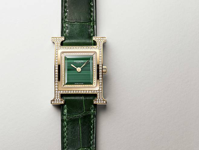 녹색의 말라카이트 다이얼과 비슷한 색의 악어가죽 스트랩을 매치한 에르메스의 H-아워. 사진 에르메스