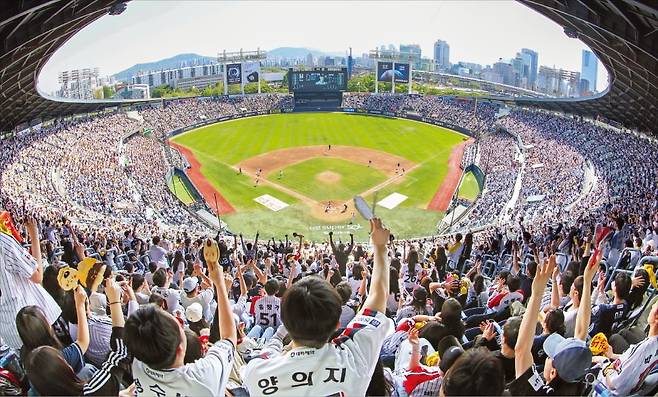 < 열띤 응원전 > 26일 서울 잠실야구장에서 열린 2026 신한 SOL KBO리그 두산 베어스와 LG 트윈스의 경기에서 관중이 응원전을 펼치고 있다. 올해 프로야구는 역대 최소인 정규시즌 117경기 만에 200만 관중을 돌파했다.  최혁 기자﻿