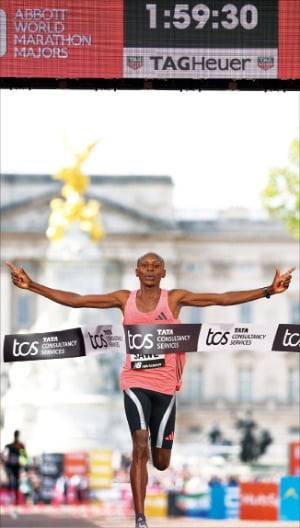 사바스티안 사웨가 26일 영국 런던에서 열린 2026 런던 마라톤 남자부 경기에서 1시간59분30초의 기록으로 결승선을 통과하고 있다.﻿  AP연합뉴스