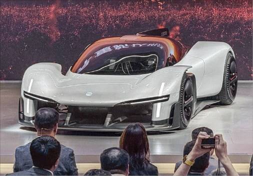 샤오미 부스에 전시된 전기 하이퍼카 ‘비전 그란 투리스모’ 콘셉트카. 한국자동차기자협회 제공