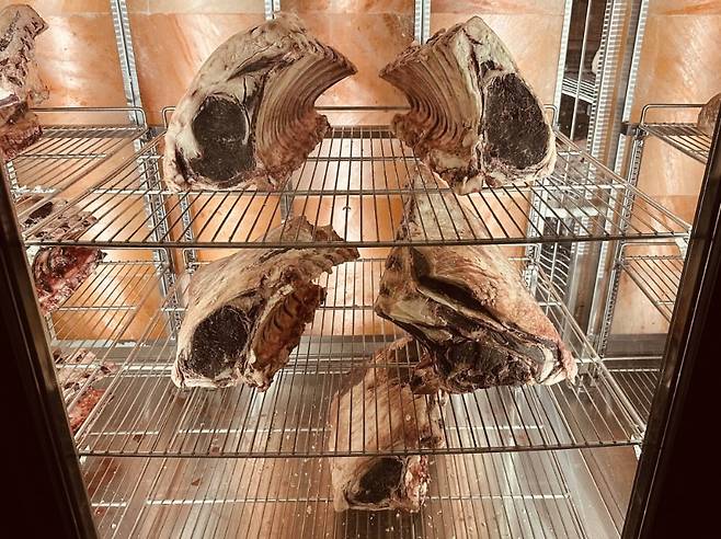 스패니시 가든 스테이크하우스 드라이에이징 숙성고 ⓒ류재도