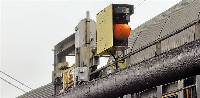 석탄이송설비를 감시하는 AI 이동형 점검로봇의 모습. /한국남동발전 제공