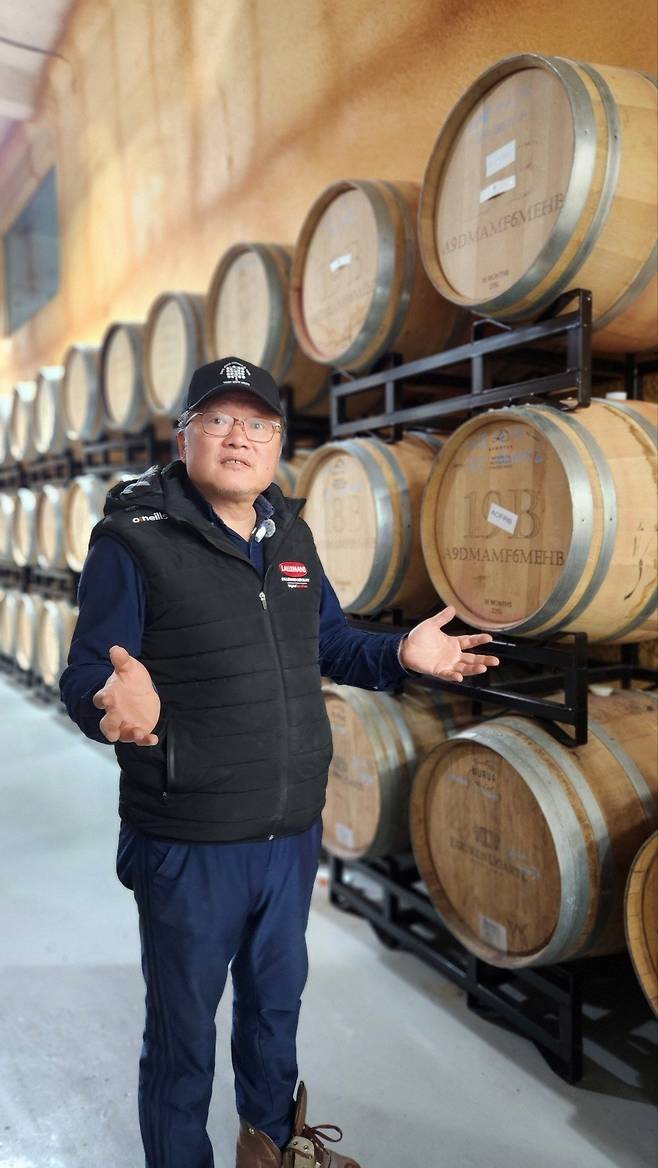 예산사과와인의 정제민 부대표. 지하 저장고에 보관 중인 오크통 사이로 남다른 오감을 느껴보는 것이 매력적인 곳이다.