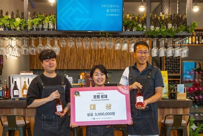 3대 가족 경영을 이어가고 있는 추풍령 갈기산 와이너리. (좌측부터) 3대 남기현 팀장, 한지연 대표, 남상윤 대표