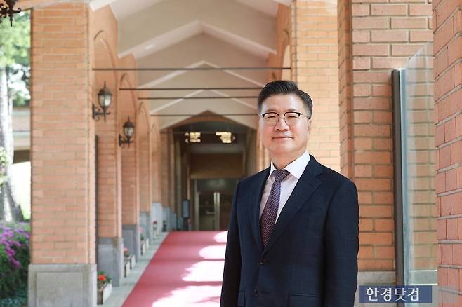 메이필드 호텔 회랑에서 김영문 대표이사