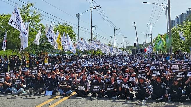 전국민주노동조합총연맹(민주노총) 공공운수노조 화물연대가 경남 진주시 CU 진주물류센터 앞에서 'CU 투쟁 승리 및 열사정신 계승 총력투쟁 결의대회'를 열고 있다. 사진=뉴스1