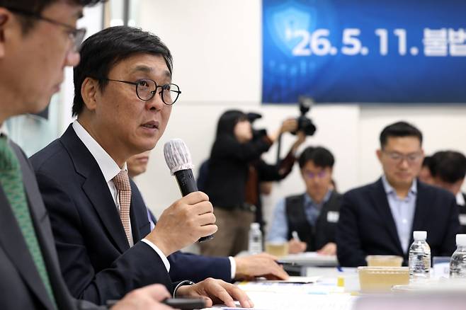 27일 오후 서울 마포구 상암동 한국저작권보호원에서 진행된 '긴급차단·접속차단 제도 시행 성공 다짐' 행사에서 최휘영 문화체육관광부 장관을 비롯한 콘텐츠업계 관계자들이 저작권 침해 사이트에 대한 대응 방안을 논의하고 있다. /사진출처. 문화체육관광부.