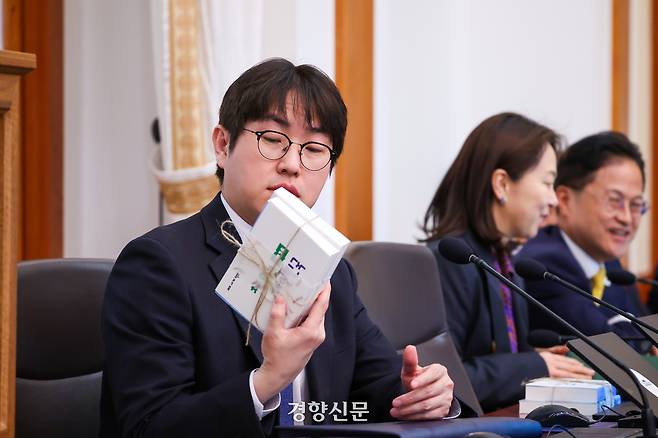 하정우 AI미래기획수석이 14일 오전 청와대에서 열린 제16회 국무회의 겸 제5차 비상경제점검회의에 참석해 있다. 이준헌 기자