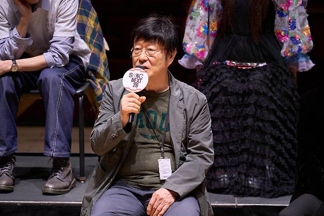 27일 서울 종로구 세종문화회관에서 열린 컨템퍼러리 시즌 ‘싱크 넥스트 26’ 기자간담회에서 가수 김창완이 공연을 설명하고 있다. 세종문화회관 제공