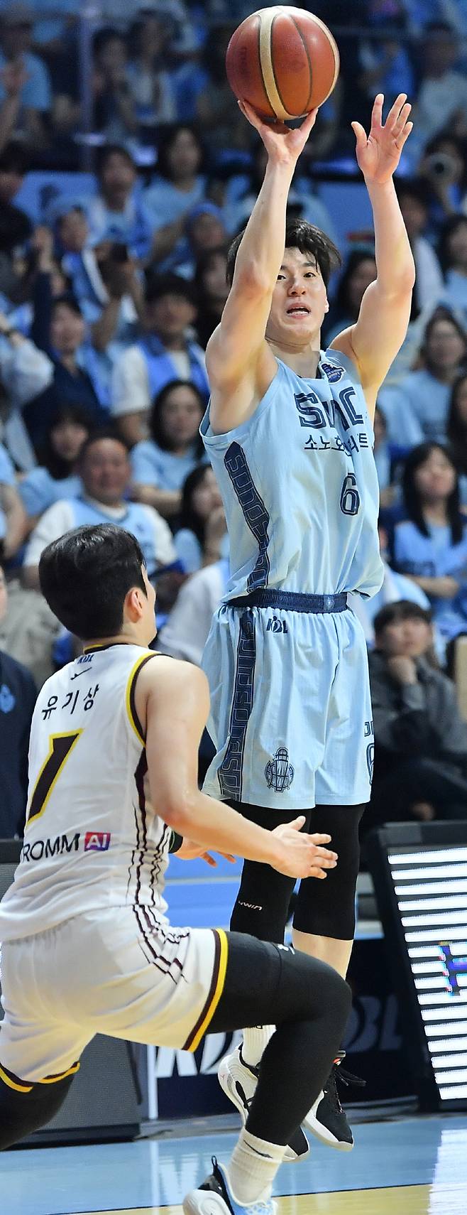 고양 소노 이정현이 27일 4강 플레이오프 3차전에서 3점슛을 던지고 있다.  KBL 제공