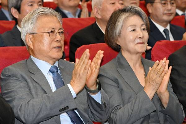 문재인 전 대통령과 김정숙 여사가 27일 서울 여의도 국회 의원회관에서 열린 4.27 판문점 선언 8주년 기념식에 참석해 있다. 연합뉴스