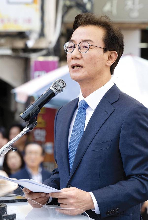 더불어민주당 부산시장 후보인 전재수 의원이 27일 북구 구포시장에서 주민과 상인에게 작별 인사를 하고 있다.   전민철  기자 jmc@kookje.co.kr