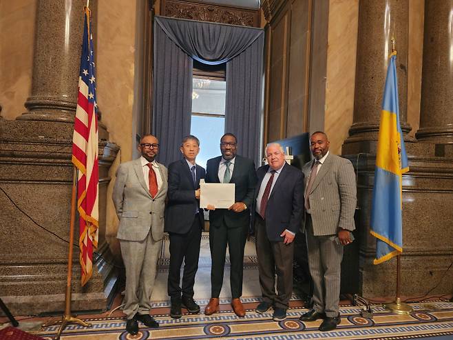 거제시 실무대표단이 미국 필라델피아를 방문해 변광용 거제시장의 친서를 전달하고 있다. 거제시 제공