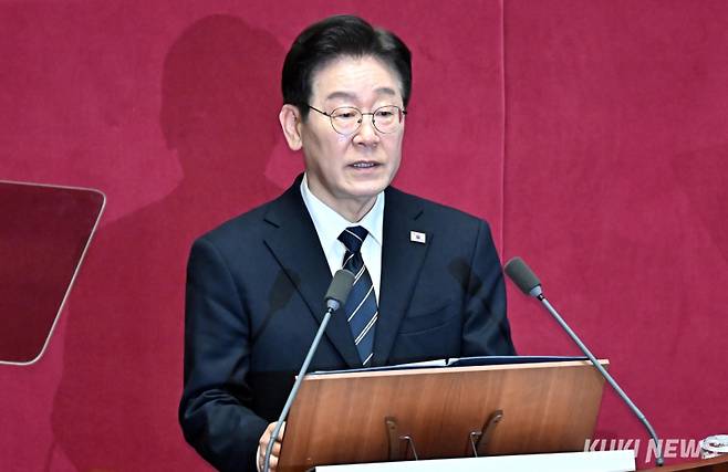 이재명 대통령이 2일 서울 여의도 국회에서 중동발 경제 위기 대응을 위한 26조2000억 원 규모의 추가경정예산(추경)안 관련 시정연설을 하고 있다. 임은재 기자