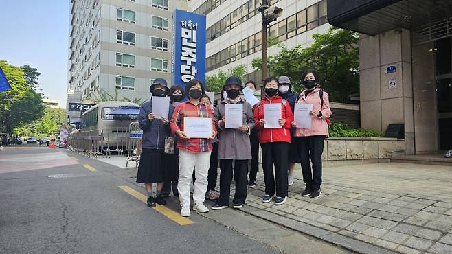 파주 지역 민주당 여성 당원과 여성단체 및 시민들이 27일 민주당 중앙당사 앞에서 성명서를 발표하고 있다. 독자 제공