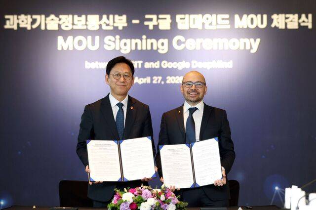 배경훈 부총리 겸 과학기술정보통신부 장관이 27일 서울 종로구 포시즌스호텔에서 데미스 허사비스 구글 딥마인드 최고경영자(CEO)와 MOU를 체결한 뒤 기념촬영하고 있다. 연합뉴스