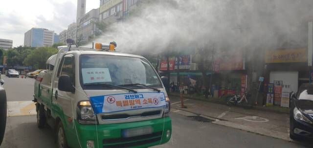 광명시가 동력분무 특장차를 사용해 살수방식으로 러브버그 방제작업을 진행하고 있다. 광명시 제공