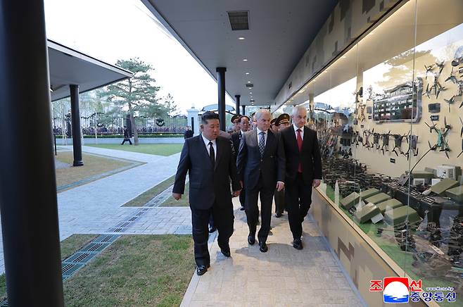 김정은 북한 국무위원장이 참석한 가운데 지난 26일 평양에서 러시아 쿠르스크 해방작전 종결 1주년을 맞아 ‘해외군사작전 전투위훈기념관’ 준공식이 열렸다고 조선중앙통신이 27일 보도했다. [조선중앙통신·연합뉴스]
