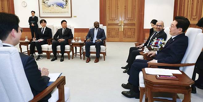 "韓서 혁신 과학기술 생태계 구축" 이재명 대통령이 27일 청와대 집무실에서 데미스 허사비스 구글 딥마인드 공동창업자 겸 최고경영자(CEO)를 접견하고 있다. 왼쪽부터 하정우 청와대 AI미래기획수석, 윤구 구글코리아 사장, 윌슨 화이트 구글 글로벌 공공정책 총괄 부사장, 통역, 허사비스 CEO, 이 대통령.  김호영 기자