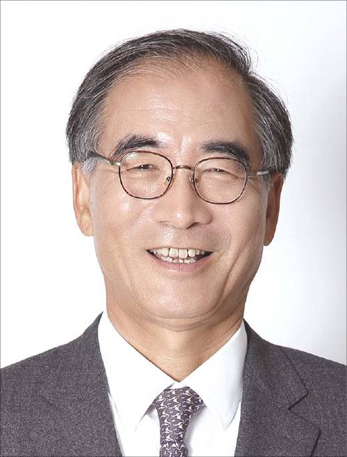 1945년생/ 서울대 경제학과/ 미 펜실베이니아대 와튼스쿨 경영학 석사/ 1972년 한세통상 대표/ 1982년 한세실업 사장/ 1992년 한세유통 대표/ 2003년 예스24 회장/ 2006년 아이스타일24 대표/ 2009년 한세예스24홀딩스 회장(현)/ 2025년 11월 한세실업 공동대표(현)