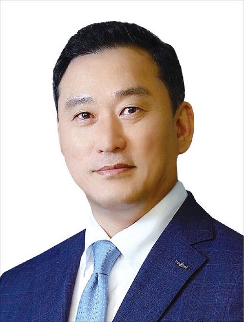 1969년생/ 고려대 경제학과/ 2001년 LG투자증권 ABS, PF팀장/ 2005년 한국투자증권 프로젝트금융담당 상무/ 2007년 한국투자증권 프로젝트금융본부장 전무/ 2016년 한국투자증권 IB그룹장 전무/ 2017년 한국투자증권 경영기획총괄 부사장/ 2019년 한국투자증권 개인고객그룹장 부사장/ 2024년 한국투자증권 대표이사 사장(현)