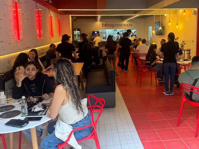 지난 3월말 콜롬비아 메데진 프로벤사 지역에 오픈한 'BBQ 프로벤사점'에서 현지인들이 치킨을 즐기고 있다.  /사진 제공=BBQ