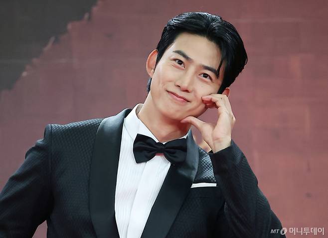 그룹 2PM 멤버 겸 배우 옥택연이 비연예인인 연인과 결혼식을 올린 가운데 비공개로 진행된 예식 사진이 유출돼 논란이다. /사진=머니투데이 DB