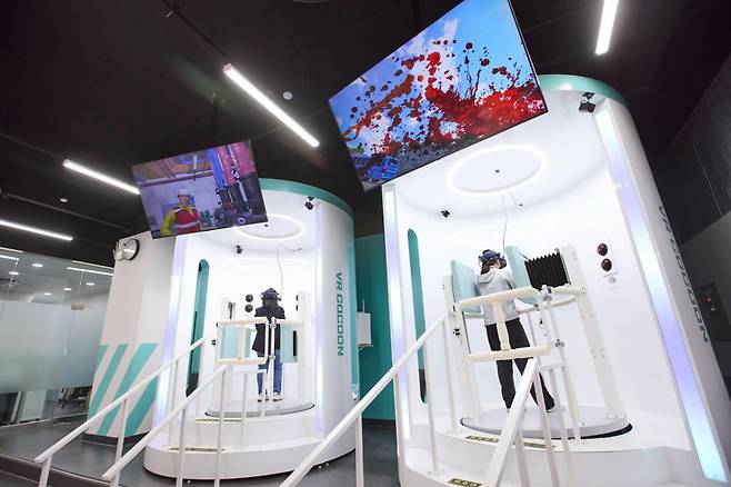 SKT 안전체험교육관에서 'VR코쿤'으로 가상 안전체험을 하는 모습./사진=SKT