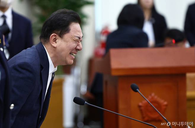 [서울=뉴시스] 김명년 기자 = 김병기 무소속 의원이 14일 오후 서울 여의도 국회 국방위원회 전체회의에서 미소짓고 있다. 2026.04.14. kmn@newsis.com /사진=김명년