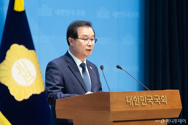 (서울=뉴스1) 이승배 기자 = 이건태 더불어민주당 의원이 8일 서울 여의도 국회 소통관에서 김성태 쌍방울 전 회장 검사실 접견 특혜 의혹 관련 기자회견을 하고 있다. 2026.3.8/뉴스1 Copyright (C) 뉴스1. All rights reserved. 무단 전재 및 재배포, AI학습 이용 금지. /사진=(서울=뉴스1) 이승배 기자