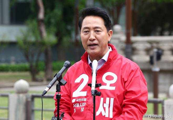 (서울=뉴스1) 최지환 기자 = 6.3 지방선거 서울시장 예비후보자 등록을 마친 오세훈 국민의힘 후보가 27일 서울 종로구 보신각 앞에서 출마 기자회견을 하고 있다. 2026.4.27/뉴스1  Copyright (C) 뉴스1. All rights reserved. 무단 전재 및 재배포,  AI학습 이용 금지. /사진=(서울=뉴스1) 최지환 기자