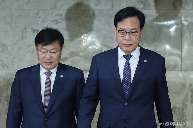 (서울=뉴스1) 신웅수 기자 = 송언석 국민의힘 원내대표가 24일 서울 여의도 국회에서 열린 원내대책회의에 참석하고 있다. 2026.4.24/뉴스1  Copyright (C) 뉴스1. All rights reserved. 무단 전재 및 재배포,  AI학습 이용 금지. /사진=(서울=뉴스1) 신웅수 기자