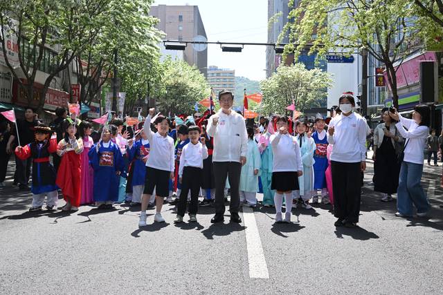 지난 25일 거리 퍼레이드에 참여한 김길성 중구청장과 소년이순신들. 중구청 제공