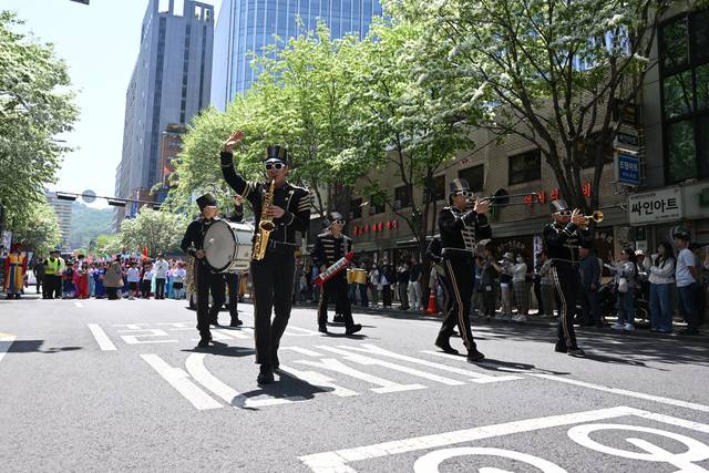 해군의장대와 거리의 악사들. 중구청 제공