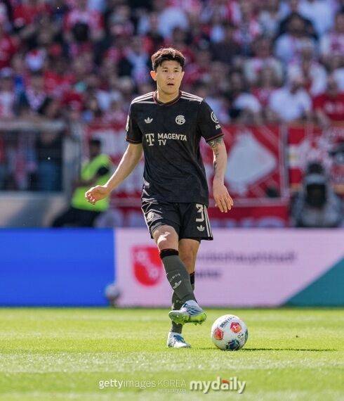 바이에른 뮌헨의 김민재가 마인츠와의 2025-26시즌 분데스리가 원정 경기에서 패스를 하고 있다./게티이미지코리아