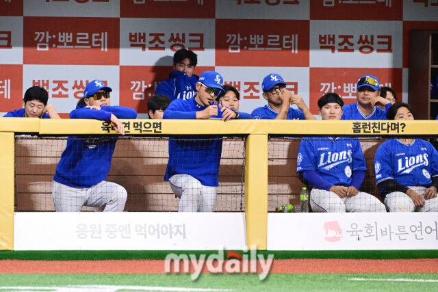 삼성 박진만 감독이 26일 오후 서울 고척스카이돔에서 진행된 '2026 신한 SOL Bank KBO리그' 삼성--키움의 경기를 지켜보고 있다./고척 = 곽경훈 기자