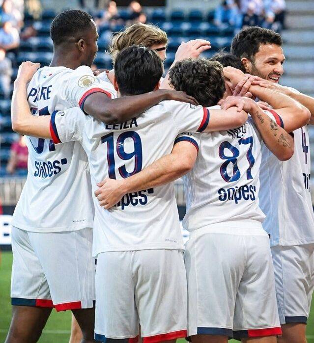 PSG 선수들이 앙제와의 2025-26시즌 프랑스 리그1 원정경기에서 득점 후 자축하고 있다./PSG