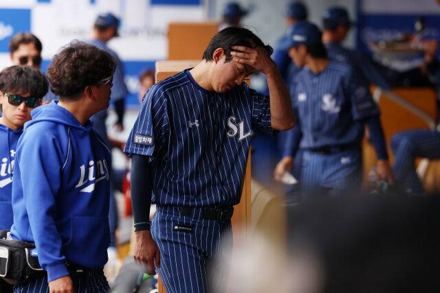 구자욱이 11일 대구 NC 다이노스전 더그아웃에서 이마를 만지고 있다./삼성 라이온즈 제공