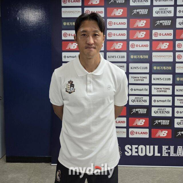 서울 이랜드가 26일 목동종합운동장에서 열린 화성FC와 9라운드 홈 경기에서 1-2로 패배했다. 서울 이랜드 김오규가 믹스트존에서 인터뷰를 마친 뒤 촬영에 임하고 있다./목동종합운동장=노찬혁 기자