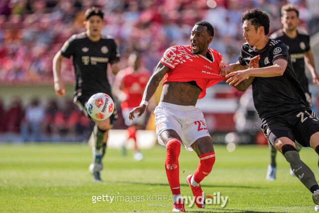 바이에른 뮌헨의 이토(오른쪽)가 25일 독일 마인츠에서 열린 2025-26시즌 분데스리가 경기에서 마인츠의 베커를 잡아당기고 있다./게티이미지코리아