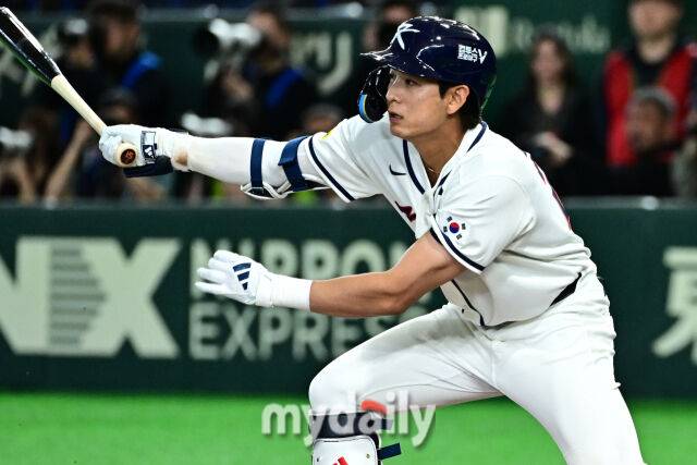 8일 일본 도쿄돔에서 열린 2026 월드 베이스볼 클래식(WBC) 조별리그 한국-대만 경기.이정후가 1회말 2사에 타구를 바라보고 있다.