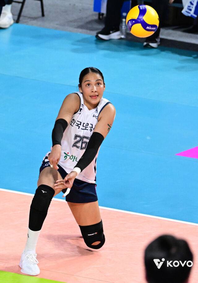 리시브를 하고 있는 타나차. GS칼텍스는 지난 23일 타나차의 영입 소식을 발표했다./KOVO 제공