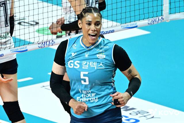 공격에 성공한 뒤 기뻐하는 실바. GS칼텍스는 지난 24일 실바의 재계약 소식을 발표했다./KOVO 제공