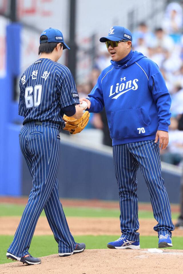 장찬희와 박진만 감독이 11일 대구 NC 다이노스전 마운드에서 대화를 나누고 있다./삼성 라이온즈