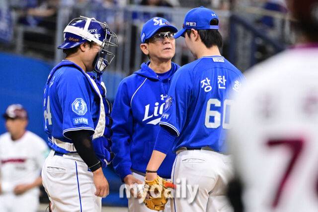 삼성 선발 장찬희가 26일 오후 서울 고척스카이돔에서 진행된 '2026 신한 SOL Bank KBO리그' 삼성--키움의 경기 4회말 교체되고 있다./마이데일리